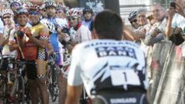 <b>ÁNIMOS. </b>Contador recibe el aplauso, en Pinto, de los 500 participantes en la I Marcha Ciclista que lleva su nombre. Tras recorrer con ellos los 150 km anunció que irá al Tour.