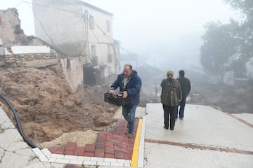 Un hombre trabaja en el desescombro de una zona afectada, a 30 de octubre de 2024, en Letur, Albacete.