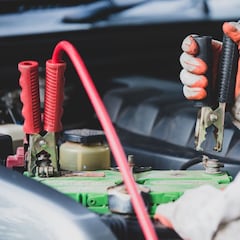 ¿Qué ocasiona que la luz de aviso de la batería se encienda en el tablero del automóvil?