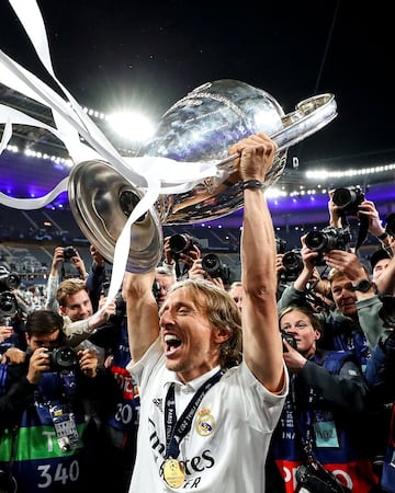 Fichado en el verano de 2012, el formidable futbolista croata ha sido el ¨²nico jugador en romper el duopolio Cristiano-Messi a la hora de ganar el Bal¨®n de Oro, cosa que hizo en enero de 2019, por su fant¨¢stico a?o 2018. Se va del club madridista tras 590 encuentros y 43 goles con un total de 28 t¨ªtulos: seis Champions, cuatro Ligas, dos Copas de Espa?a, cinco Mundiales de Clubes, una Copa Intercontinental, cinco Supercopas de Europa y otras cinco de Espa?a.