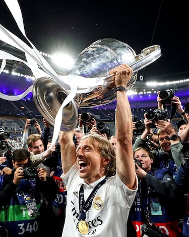 Fichado en el verano de 2012, el formidable futbolista croata ha sido el único jugador en romper el duopolio Cristiano-Messi a la hora de ganar el Balón de Oro, cosa que hizo en enero de 2019, por su fantástico año 2018. Se va del club madridista tras 590 encuentros y 43 goles con un total de 28 títulos: seis Champions, cuatro Ligas, dos Copas de España, cinco Mundiales de Clubes, una Copa Intercontinental, cinco Supercopas de Europa y otras cinco de España.