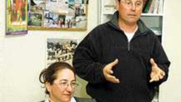 <B>APOYO. </B>María Dolores Martínez y Luis Picón apoyan a Muehlegg.