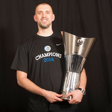 Pocos son los jugadores que han logrado un triple-doble en un partido de la Euroliga y el pívot croata ostenta el honor de ser el primero en haberlo conseguido y, también, de haberlo hecho por partida doble (los otros dos triples-dobles fueron obra de Calathes y Miller-McIntyre). Jugó en el Asvel, Olympiacos, Efes... pero el equipo que le encumbró fue el Maccabi, con el que ganó dos Euroligas (2004 y 2005).