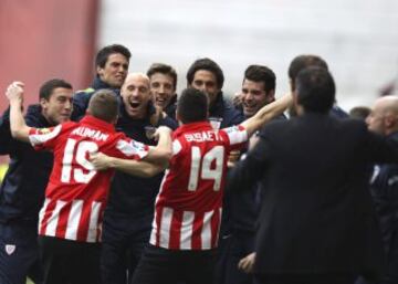 El centrocampista del Athletic Club Markel Susaeta celebra con sus compañeros la consecución del primer gol de su equipo ante el Sevilla, en partido de la jornada trigésima quinta de liga en Primera División que se disputa en el estadio San Mamés. 
