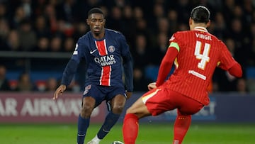 Dembélé y Van Dijk durante el partido de ida de octavos de Champions League.