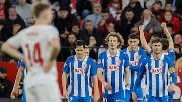 SEVILLA, 25/01/2025.-Los jugadores del Espanyol celebran su gol contra el Sevilla, durante el partido de la jornada 21 La Liga, este sábado en el estadio Sánchez- Pizjuán de Sevilla.- EFE/José Manuel Vidal