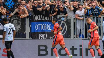 La Spezia (Italy), 08/05/2022.- Atalanta's Luis Muriel (C) celebrates with teammates after scoring the opening goal during the Italian Serie A soccer match Spezia Calcio vs Atalanta BC at the Alberto Picco stadium in La Spezia, Italy, 08 May 2022. (Italia) EFE/EPA/FABIO FAGIOLINI
