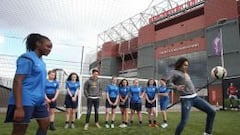 Falcao se divierte con los niños de la fundación del United