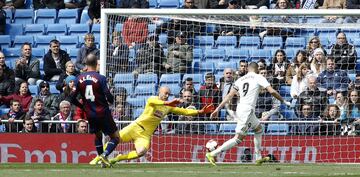 El francés aprovechó  un error de entendimiento entre la defensa y el portero del Eibar para anotar. El colegiado lo anuló por fuera de juego. 