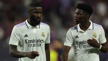 Antonio R&uuml;diger (izquierda) y Aur&eacute;lien Tchouam&eacute;ni (derecha) en su debut con la camiseta del Real Madrid.