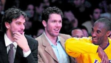 <b>CON EL EQUIPO. </b>Gasol, Walton y Bryant, en el choche con Detroit.