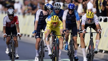 Nimes (France), 16/07/2024.- Yellow jersey Slovenian rider Tadej Pogacar of UAE Team Emirates crosses the finish line of the 16th stage of the 2024 Tour de France cycling race over 188km from Gruissan to Nimes, France, 16 July 2024. (Ciclismo, Francia, Eslovenia) EFE/EPA/SEBASTIEN NOGIER