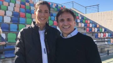 Garbi&ntilde;e Muguruza posa junto al c&oacute;mico Jos&eacute; Mota tras rodar un sketch del especial de Nochevieja.