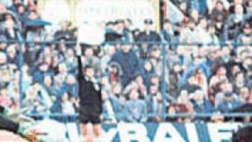 <b>GESTA. </b>Iribar detiene un remate de Rubén Cano en el Calderón. En la vuelta los rojiblancos voltearon la eliminatoria.