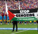 Una pancarta propalestina irrumpe en la final sin el permiso de UEFA