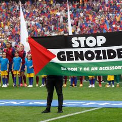 Una pancarta propalestina irrumpe en la final sin el permiso de UEFA