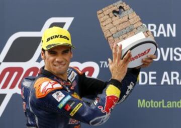 El portugués Miguel Oliveira celebra su victoria en la carrera final del Gran Premio Aragón de Moto3 celebrada hoy en el circuito turolense de Motorland Alcañiz