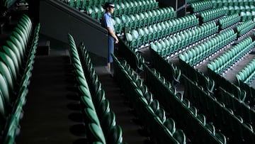 A member of the security staff stands guard in Centre Court prior to men's singles semi-final tennis match on the twelfth day of the 2025 Wimbledon Championships at The All England Lawn Tennis and Croquet Club in Wimbledon, southwest London, on July 11, 2025. (Photo by Kirill KUDRYAVTSEV / AFP) / RESTRICTED TO EDITORIAL USE
