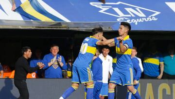 BUENOS AIRES, ARGENTINA - OCTOBER 23: Guillermo Fernandez of Boca Juniors celebrate with Oscar Romero of Boca Juniors after scoring his team's first goal during a match between Boca Juniors and Independiente as part of Liga Profesional 2022  at Estadio Alberto J. Armando on October 23, 2022 in Buenos Aires, Argentina. (Photo by Daniel Jayo/Getty Images)