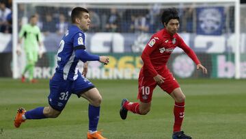 Gaku disputa un balón durante el partido.