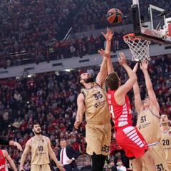 El Barça se descuelga del liderato en El Pireo
