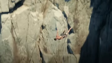 Sasha tirándose al agua en Tasmania desde un acantilado en Death Diving.