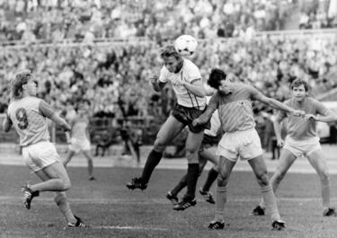 En la década de los sesenta se vivió en la capital alemana la rivalidad entre el equipo de la clase obrera, Union Berlin, y el equipo de la élite, BFC Dinamo o Dinamo de Berlin. El Dinamo terminó dominando durante años mientras el Union luchaba por mantenerse. En la foto, una imagen de archivo de los dos equipos midiéndose en septiembre de 1986. 

 