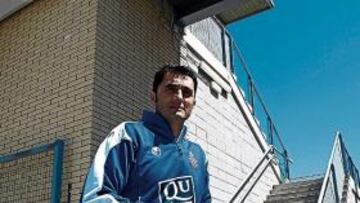 <b>DILIGENTE. </b>Ernesto Valverde se dirige a la sala de prensa de la Ciudad Deportiva para atender a los medios de comunicación, ayer.