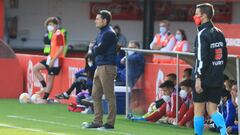 Lolo Escobar, con los brazos cruzados en el &uacute;ltimo partido ante el Eibar.