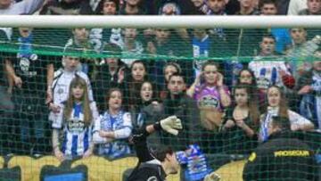 <b>UNA TARDE AFORTUNADA. </b>Aranzubía observa como un remate del Villarreal B se va al larguero, algo que ocurrió ayer hasta tres veces.