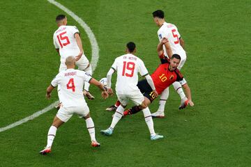 Eden Hazard, rodeado por cuatro defensores marroquíes.