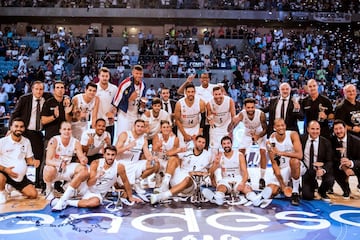 El Real Madrid campeón posa con la Supercopa.