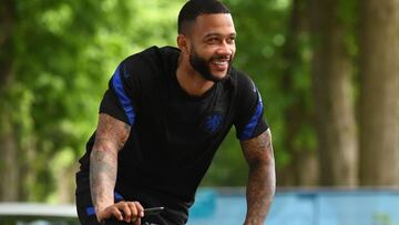 Depay, en la concentración de la selección de Países Bajos montado en una bicicleta.