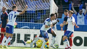 Lluís López celebra su primer gol con el Real Zaragoza.