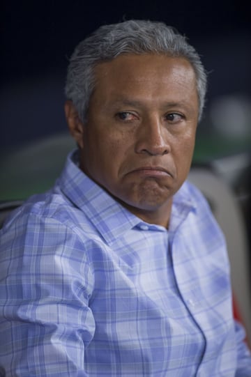 Mediante un comunicado Monarcas anunció la salida de Roberto Hernández un día después de perder contra el Querétaro ahora dirigido por Víctor Manuel Vucetich 3-0.
Roberto se convirtió en la quinta cabeza cortada en lo que va del torneo.