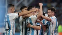 AMDEP1635. SANTIAGO DEL ESTERO (ARGENTINA), 23/05/2023.- Jugadores de Argentina celebran un gol de Luka Romero hoy, en un partido del grupo A de la Copa Mundial de Fútbol sub-20 entre Argentina y Guatemala en el estadio Único de Ciudades en Santiago del Estero (Argentina). EFE/ Juan Ignacio Roncoroni
