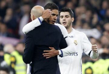 Varane abraza a Zidane tras marcar el 2-0 en Copa contra el Sevilla.