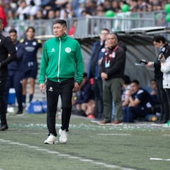 Un DT campeón del fútbol chileno define su futuro: “Sufrimos dos años y no queremos repetir eso”