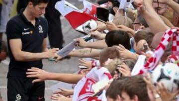 El delantero polaco ha donado su camiseta para fines benéficos.