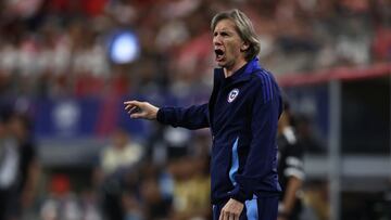 ARLINGTON, TEXAS - JUNE 21: Ricardo Gareca, Head Coach of Chile gives the team instructions during the CONMEBOL Copa America 2024 Group A match between Peru and Chile at AT&T Stadium on June 21, 2024 in Arlington, Texas.   Omar Vega/Getty Images/AFP (Photo by Omar Vega / GETTY IMAGES NORTH AMERICA / Getty Images via AFP)