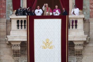El reci谷n elegido Papa Le車n XIV, el cardenal Robert F. Prevost de EE. UU., aparece en el balc車n de la Bas赤lica de San Pedro en el Vaticano