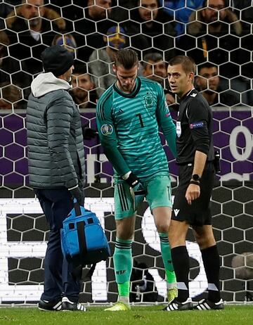 David de Gea abandonando el terreno de juego lesionado en el minuto 60. Fue sustituido por Kepa Arrizabalaga.