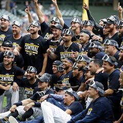 Brewers Williams breaks hand in division clinching celebration