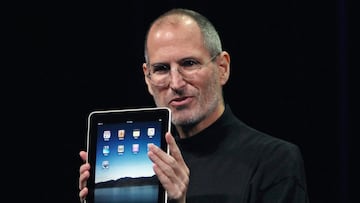 Apple Chief Executive Officer Steve Jobs holds the new " iPad" during the launch of Apple's new tablet computing device in San Francisco, California, January 27, 2010.     REUTERS/Kimberly White (UNITED STATES - Tags: SCI TECH BUSINESS)