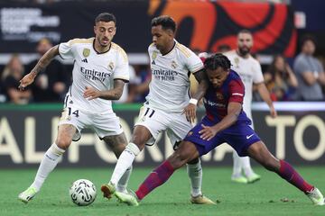 Joselu y Rodrygo ante Koundé en un lance del partido.