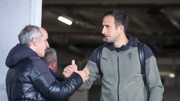 30-03-24. CARLOS IZQUIERDOZ SALUDA A UN AFICIONADO MOMENTOS ANTES DEL PARTIDO ANTE EL RACING.