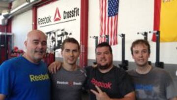 Lorenzo posa con los periodistas Tito Lladós, Mela Chércoles y Rafa Payá.