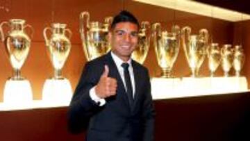 EL ÚLTIMO EN FIRMAR. Casemiro fue el último en fi rmar su ampliación contractual en el Bernabéu. Será blanco hasta 2021.