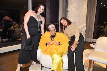 Nacida como Iris Barrel, vivió 102 años con un estilo tan vibrante como su personalidad. Nacida en Nueva York en 1921, fue diseñadora de interiores, empresaria y, más tarde, ícono global de la moda. Junto a su esposo, Carl Apfel, fundó la empresa Old World Weavers, una firma que trabajó en la decoración de la Casa Blanca durante nueve presidencias. Su estilo excéntrico y maximalista la convirtió en musa del Metropolitan Museum a los 84 años.

A los 97, 2018 debutó como modelo profesional y acumuló millones de seguidores como influencer. Falleció en 2024, dejando un legado de autenticidad, color y longevidad. Como ella decía: “Más es más y menos es aburrido”.