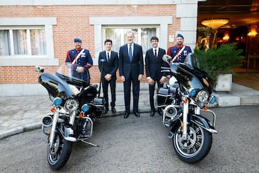 Marc y Álex Márquez posan con el rey Felipe VI durante la audiencia en el Palacio de la Zarzuela. 